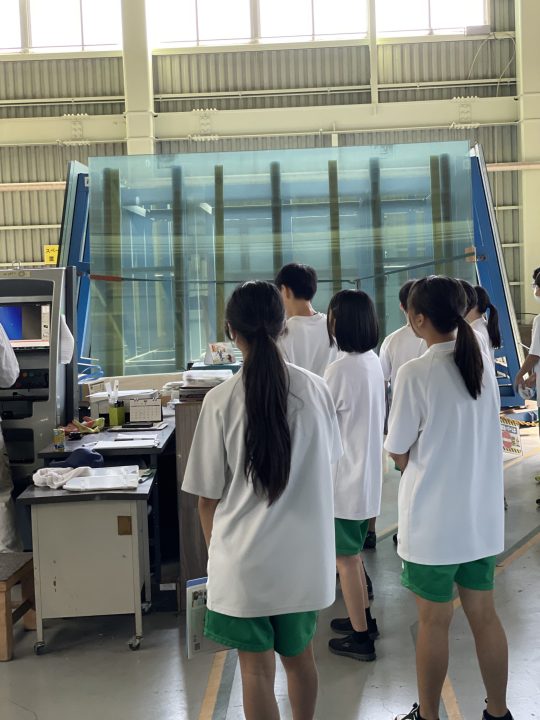 ガラス切断見学の様子